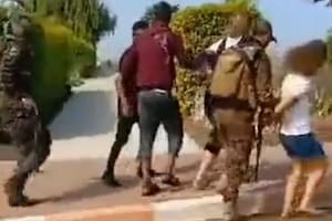 En las redes sociales se difundieron varios videos en los que supuestamente se toman rehenes. La BBC confirmó que este aparente secuestro tuvo lugar en Be'eri