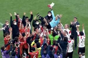 En las redes sociales se ha vuelto viral el homenaje de un grupo de futbolistas al árbitro Nobutsugu Murakami, de 53 años, en la liga de Japón.