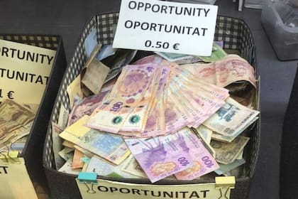 En las redes sociales se viralizó una fotografía de una cesta con billetes de la Argentina "como una gran oportunidad" para comprarlos a un precio irrisorio, aunque la veracidad de la oferta no fue confirmada
