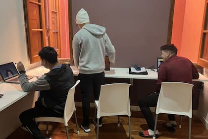 En las residencias existen lugares comunes de estudio para que los chicos puedan concentrarse en sus clases y exámenes; además, cada uno tiene un tutor asignado que lo acompaña durante toda su carrera