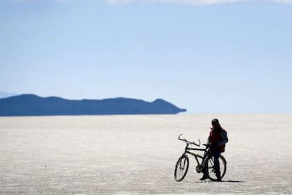 En las Salinas Grandes de Argentina, los indígenas ven las piscinas naturales como "ojos" que tienen un significado espiritual.