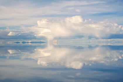 En las Salinas Grandes, el agua surge de acuíferos subterráneos, se evapora bajo el sol y se cristaliza en sal. De esa manera, disuelve la línea del horizonte