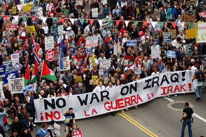 En las semanas previas a la invasión, países como Francia y Alemania mostraron su oposición y en varias ciudades del mundo se hicieron marchas contra la guerra.