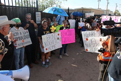 En las semanas tras el arresto de Santiago, activistas llevaron a cabo vigilias en ciudades como El Paso