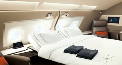 En las Suites dobles, la separación central se abre para crear un espacio compartido con una cama doble (Singapore Airlines)