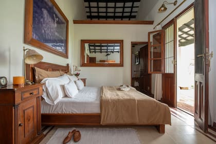 En las suites, la cama, las mesitas, los marcos e incluso el ropero están hechos de madera recuperada (El Postigo). Ropa de cama (Ramos Generales).