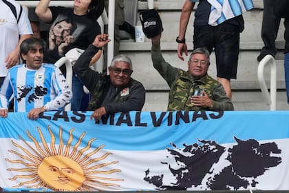 En las tribunas del estadio de Santiago del Estero hubo banderas alusivas a Malvinas