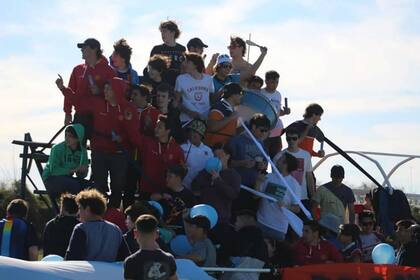 En las tribunas, los hinchas mezclados, con sus camisetas originales