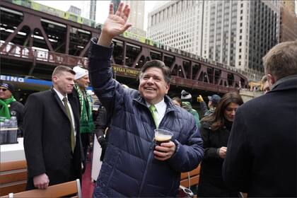 En las últimas encuestas de cara a las elecciones primarias, la aprobación del gobernador de Illinois, JB Pritzker, fue superior al 50%