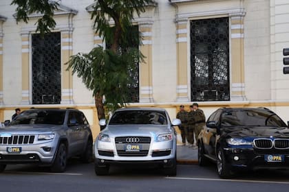 En las últimas horas, detectives policiales hicieron 30 allanamientos donde se secuestraron vehículos marca Audi, Mercedez Benz, Porsche, camionetas Hummer y motos Harley-Davidson