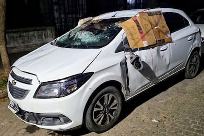 En las últimas horas hubo tres homicidios en Rosario, en uno de ellos le dispararon desde una moto a un hombre que iba en un auto que luego chocó y volcó