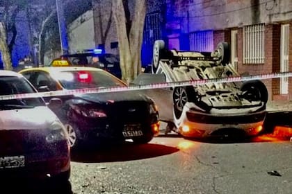 En las últimas horas, hubo tres homicidios en Rosario, en uno de ellos le dispararon desde una moto a un hombre que iba en un auto que luego chocó y volcó