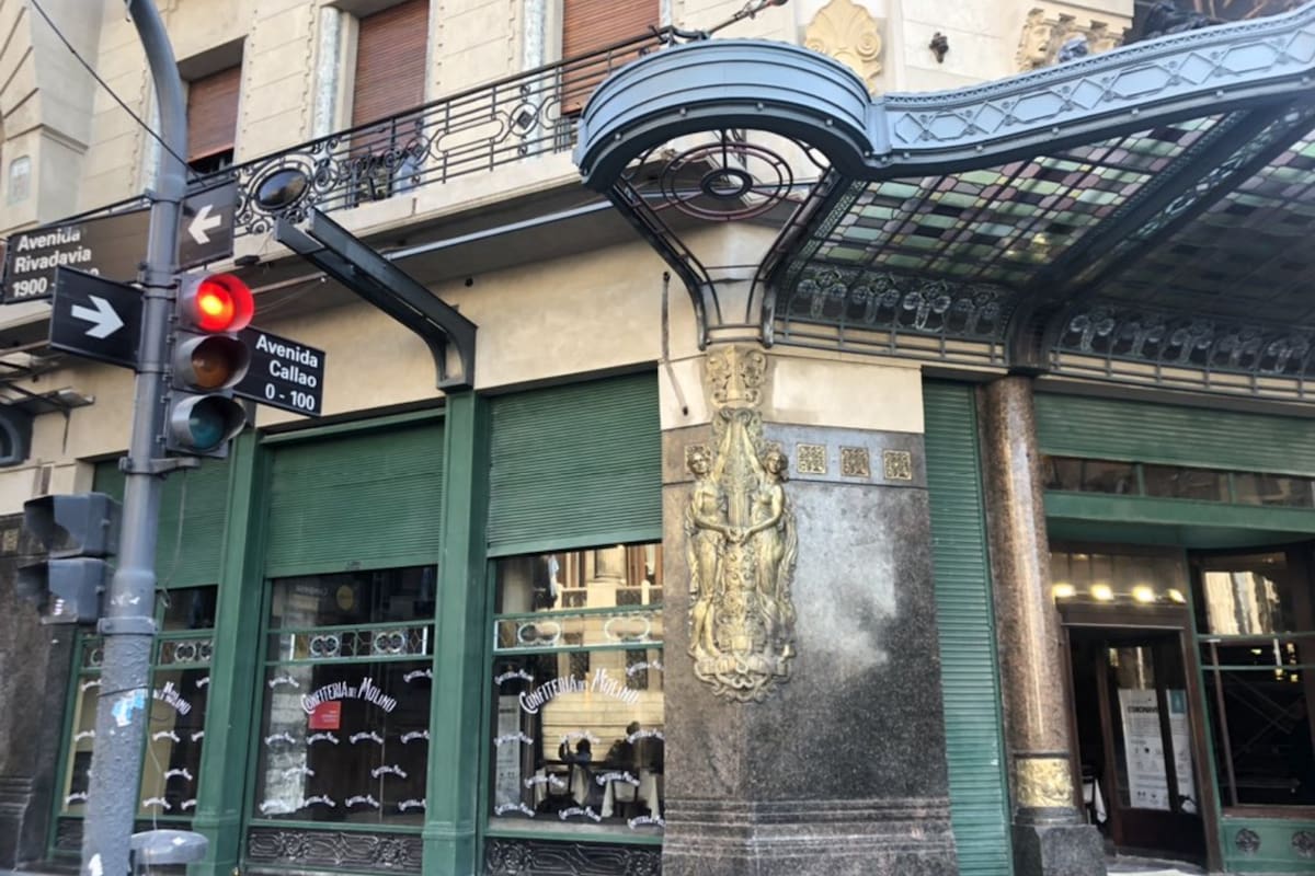 En las últimas horas, los transeúntes porteños se sorprendieron al ver la fachada de la Confitería del Molino sin los andamios que la cubrieron por varios años