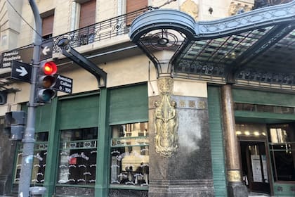 En las últimas horas, los transeúntes porteños se sorprendieron al ver la fachada de la Confitería del Molino sin los andamios que la cubrieron por varios años