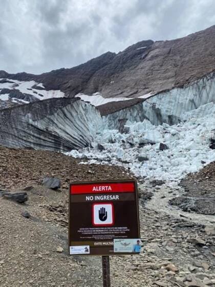 En las últimas horas, se derrumbó en su totalidad la reconocida “Cueva de Jimbo”, en el Parque Nacional Tierra del Fuego. La estructura era de hielo y solía ser uno de los lugares más visitados por los turistas, aunque las autoridades habían prohibido su ingreso desde 2021 por su fragilidad.