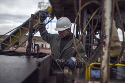 En las últimas semanas, comenzaron a faltar piezas claves para la producción de petróleo y gas por las restricciones a las importaciones