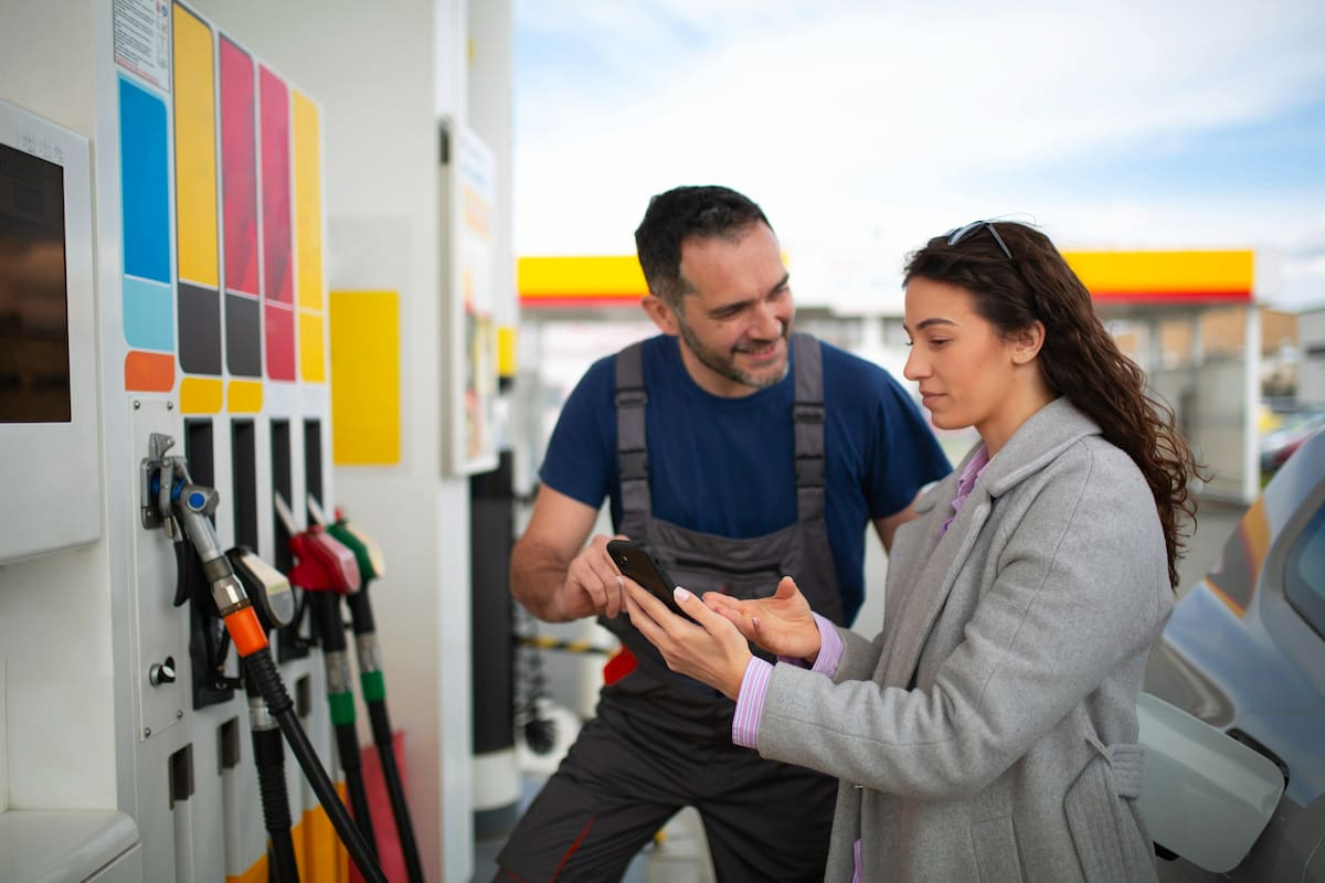 En las últimas semanas, los conductores de Florida han podido ver importantes bajadas de precio en las estaciones de servicio