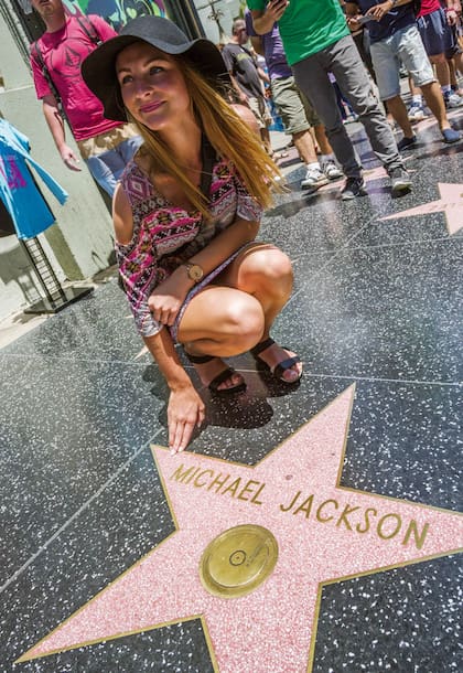 En las veredas de Hollywood Boulevard y Vine Street hay más de 2.500 estrellas en cuyo centro brilla el nombre dorado de algún artista destacado del cine, la TV, el teatro, la radio y la música.