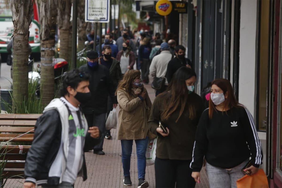 En las zonas comerciales de San Fernando y de Tigre muchas personas hacen las compras los sábados