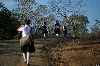 En las zonas rurales de Nicaragua los niños caminan kilómetros para ir a la escuela.