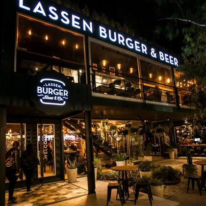 En Lassen las burgers vienen con increíble pan casero