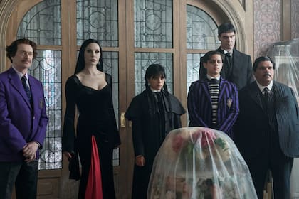 En Latinoamérica, gran parte de los nombres originales de los personajes de la familia Addams también se adaptaron para sonar más amigables