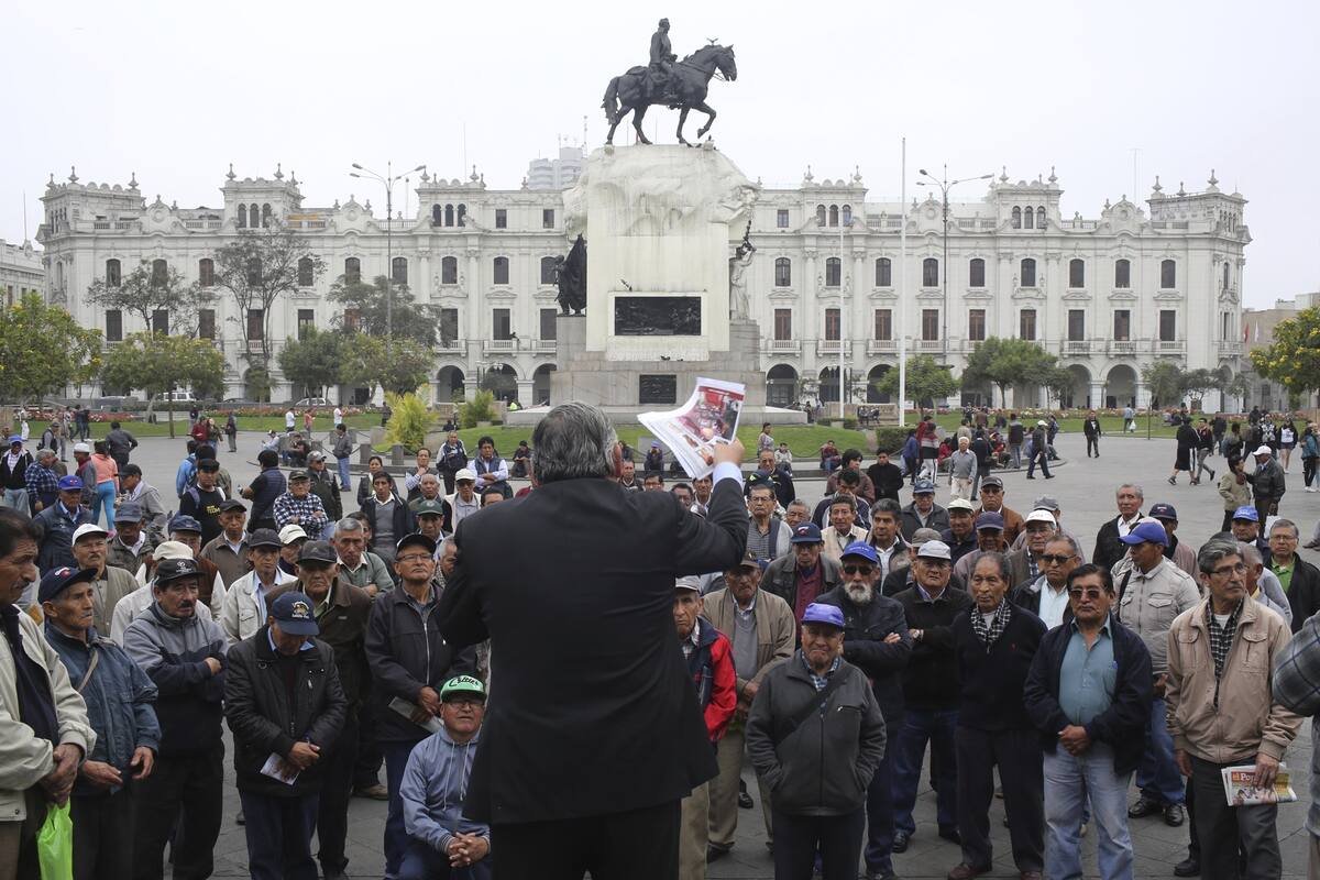 En Lima, una reunión en la Plaza San Martín para hablar de la crisis