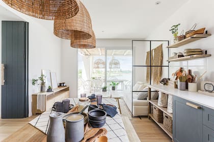 En línea, la planta baja se expande hacia una galería equipada para reproducir la vida en los interiores, pero mano a mano con la laguna