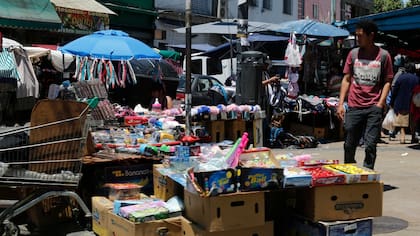 En Liniers la venta de chucherías convive con parrillas al paso, sin control
