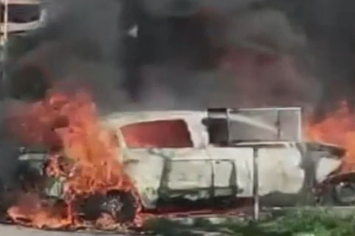 En llamas: el auto que una mujer prendió fuego cuando su ex se negó a hablarle