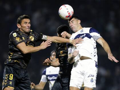 En lo alto: Bergessio no puede con el despeje de Morales