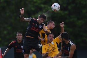 En lo alto: Enzo Fernández, que volvió a jugar en el mediocampo con Enzo Pérez, disputa la pelota en el tercer amistoso de River en Orlando; también aparecen en la imagen Matías Suárez y Paulo Díaz