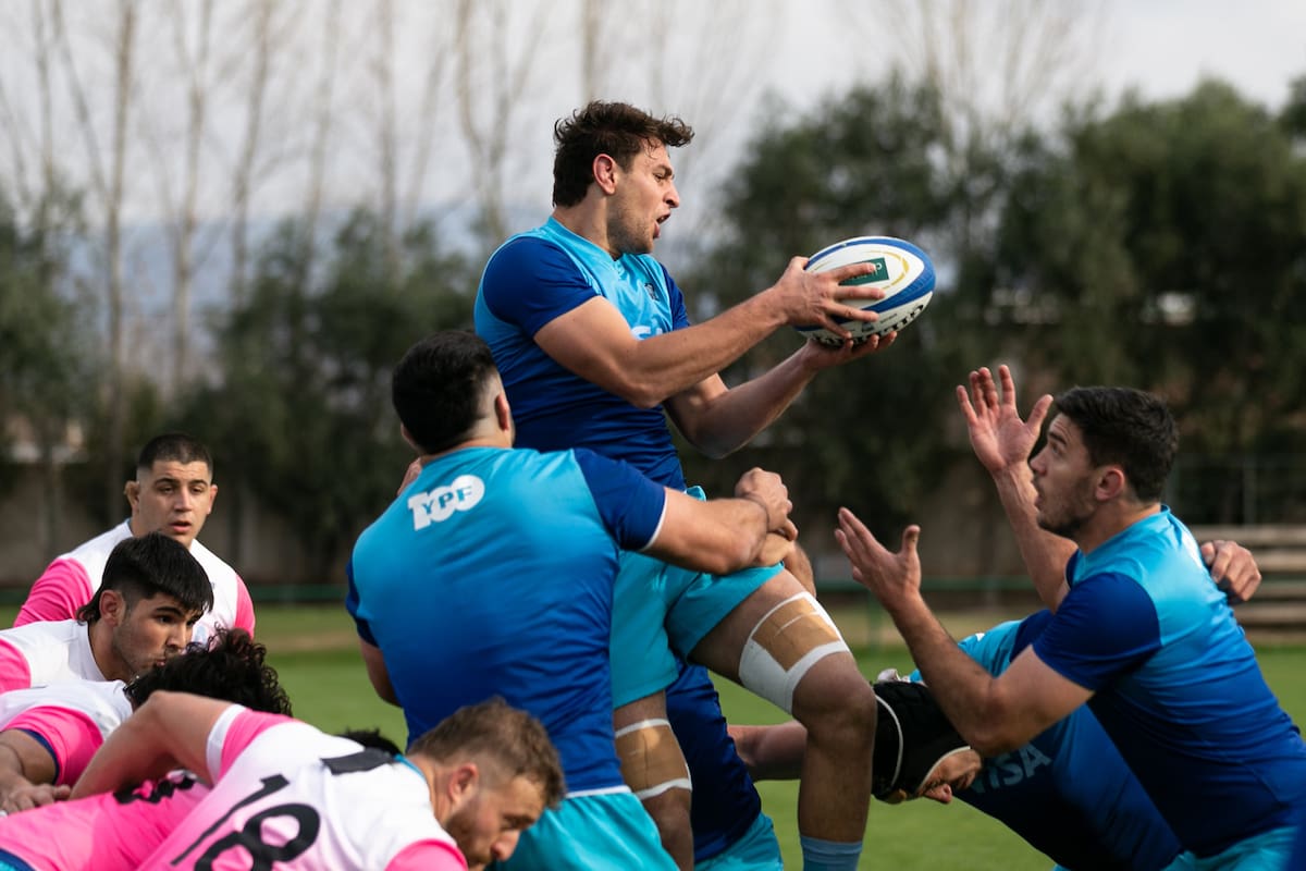 En lo alto, Juan Martín González, perteneciente a la nueva generación