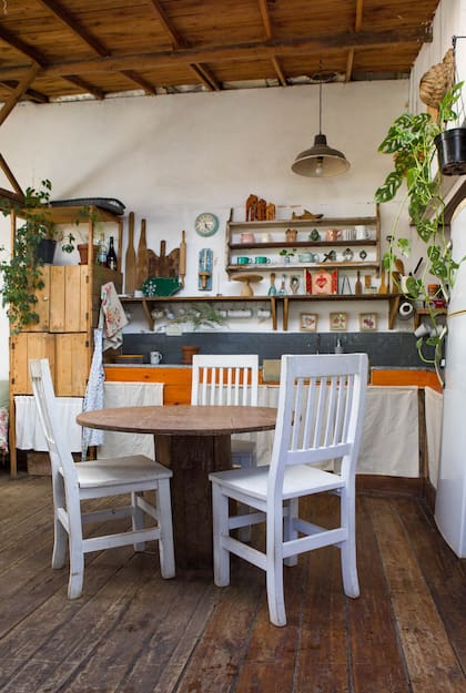 En lo de Delfina, el recambio de muebles es constante.
