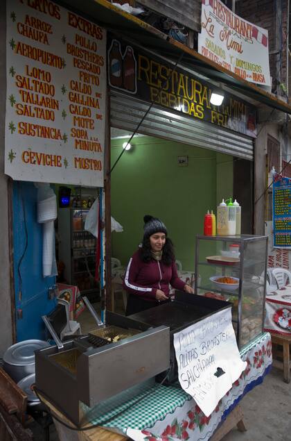 En lo de Mimi el único combo es de "sopa y segundo", porque "los peruanos comen muy abundante". El ají de gallina cuesta $130 y viene con sopa de carne