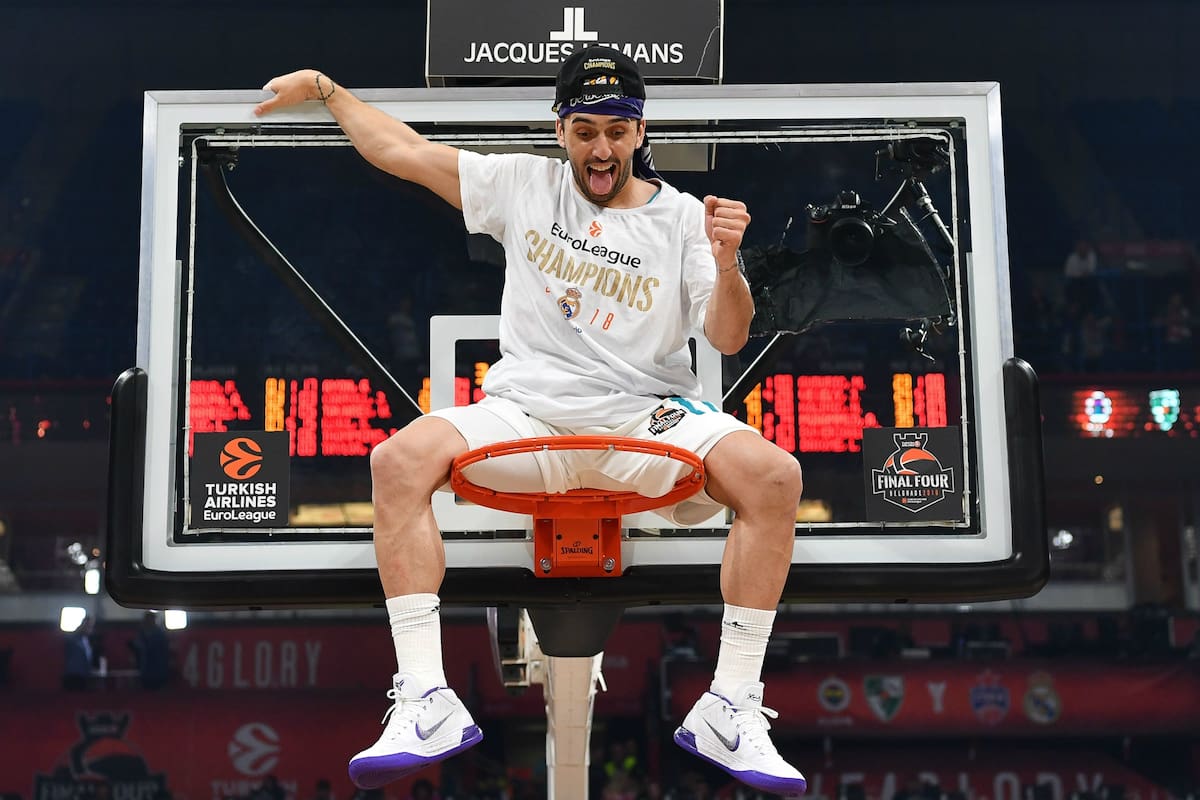 En lo más alto: Campazzo celebra arriba del aro otra coronación en Europa