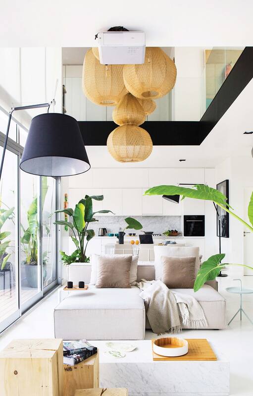 En lo que fue un edificio fabril de Coghlan, una estética reforma integró luminosamente cocina, living y comedor. Y también exterior e interior, a través de una pared transparente que se abre por completo.