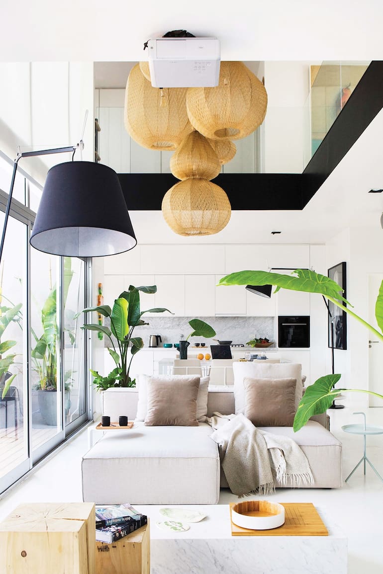 En lo que fue un edificio fabril de Coghlan, una estética reforma integró luminosamente cocina, living y comedor. Y también exterior e interior, a través de una pared transparente que se abre por completo.