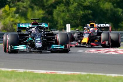 En lo que va del Gran Premio de Hungría, Lewis Hamilton recuperó el dominio en la Fórmula 1; el autódromo Hungaroring le cae bien al inglés de Mercedes, que en la prueba de clasificación hizo una clara diferencia sobre el Red Bull de Max Verstappen.