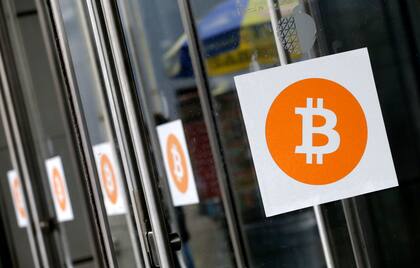 En logo de Bitcoin en una conferencia sobre criptomonedas en Nueva York el 7 de abril del 2014.