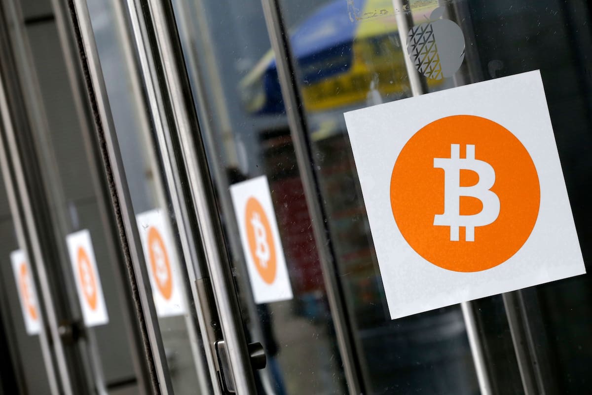 En logo de Bitcoin en una conferencia sobre criptomonedas en Nueva York el 7 de abril del 2014. (AP foto/Mark Lennihan)