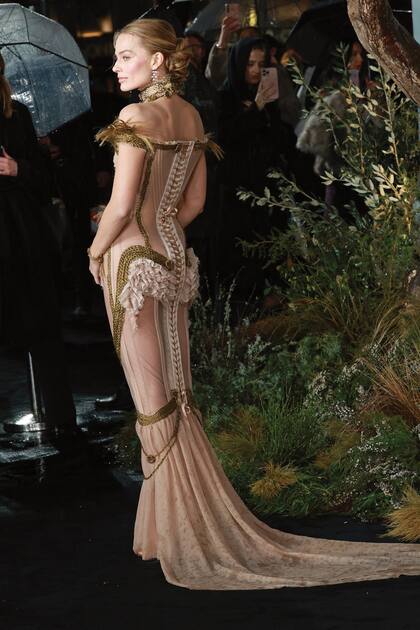 En Londres, con traje de tul de seda de Dilara Findikoglu y una réplica de la pulsera hecha con pelo trenzado de Emily (autora de Cumbres borrascosas) y Anne Brontë, que usaba su hermana Charlotte