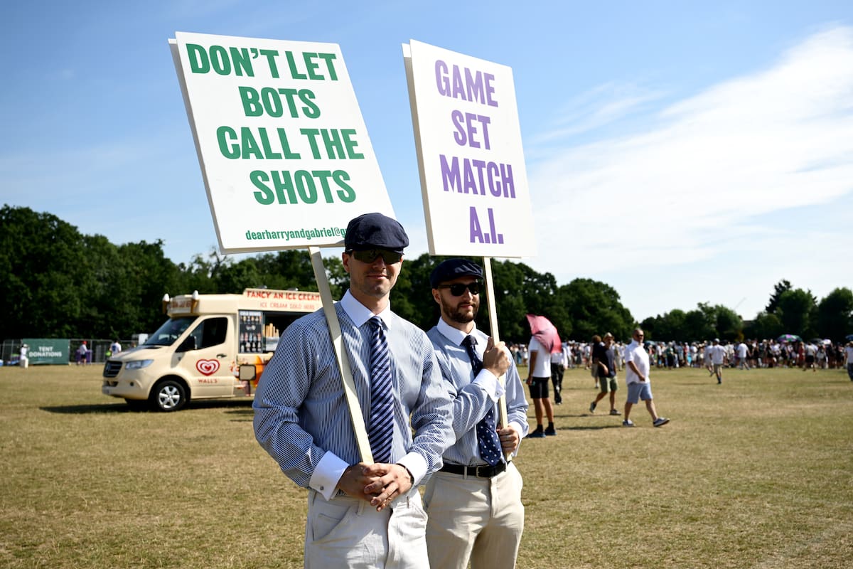 En Londres, hombres vestidos de jueces de línea de tenis protestaron contra la eliminación de ese puesto de trabajo en Wimbledon, el ingreso de la tecnología en todos los courts y el avance de la inteligencia artificial