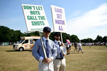 En Londres, hombres vestidos de jueces de línea de tenis protestaron contra la eliminación de ese puesto de trabajo en Wimbledon, el ingreso de la tecnología en todos los courts y el avance de la inteligencia artificial