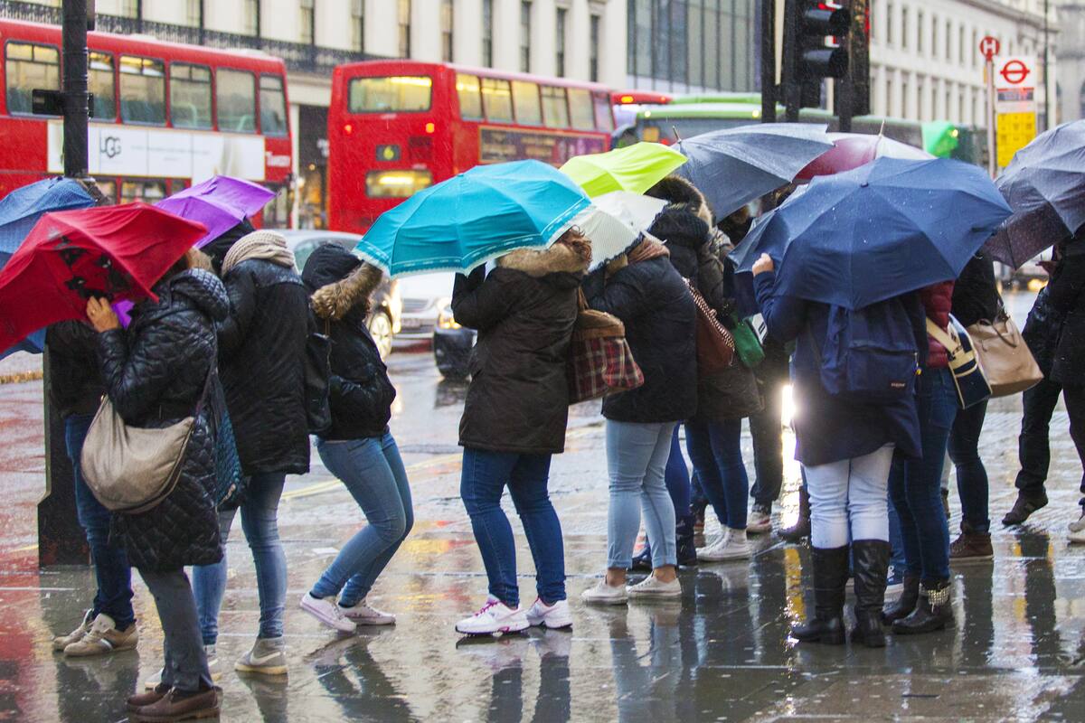 En Londres llueve mucho pero pocos tienen secarropas, ¿cuáles son sus estrategias?