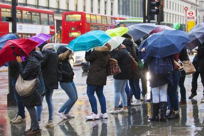 En Londres llueve mucho pero pocos tienen secarropas, ¿cuáles son sus estrategias?