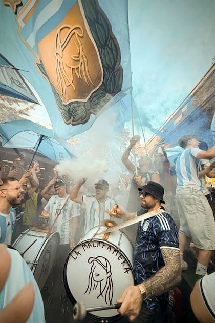 En Londres no falta nada de lo que se en las canchas argentinas cuando juega la selección: humo, bombos y banderas para respaldar a Lionel Messi y Cía. durante el Mundial