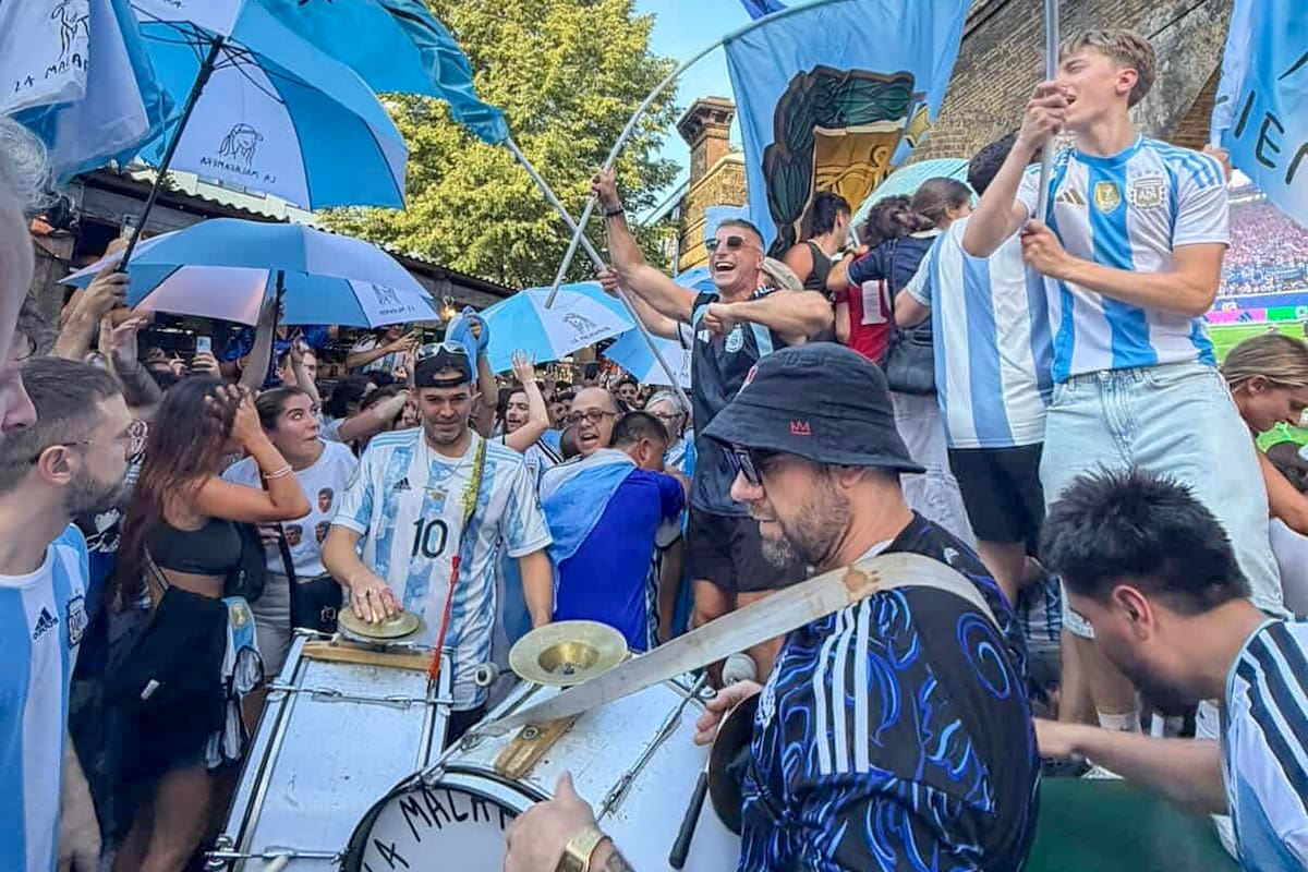 En Londres, pero como en la Argentina: los hinchas del equipo albiceleste organizan encuentros para alentar al conjunto dirigido por Lionel Scaloni