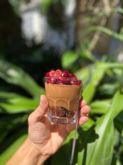 En Loreto Garden Bar, el vaso con cerezas tiene una preparación vegana, cruda, sin endulzantes agregados ni harinas de ningún tipo.