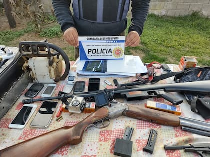 En los 12 allanamientos se secuestraron también armas de fuego, drogas, celulares, drones, equipos de intervención de comunicaciones, cámaras de seguridad, herramientas de corte, dinero en efectivo y una copiosa prueba documental como cartas de porte